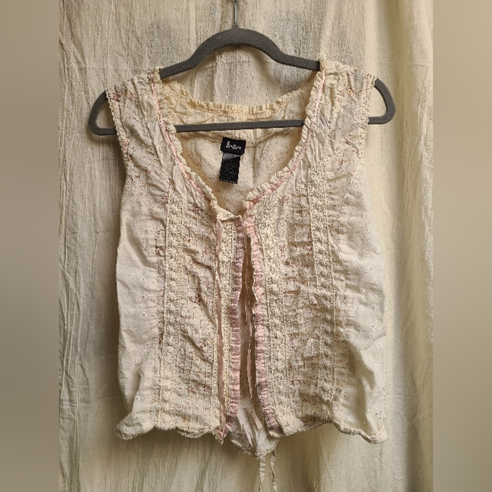 Delicate Feminine Sleeveless Cotton Blouse